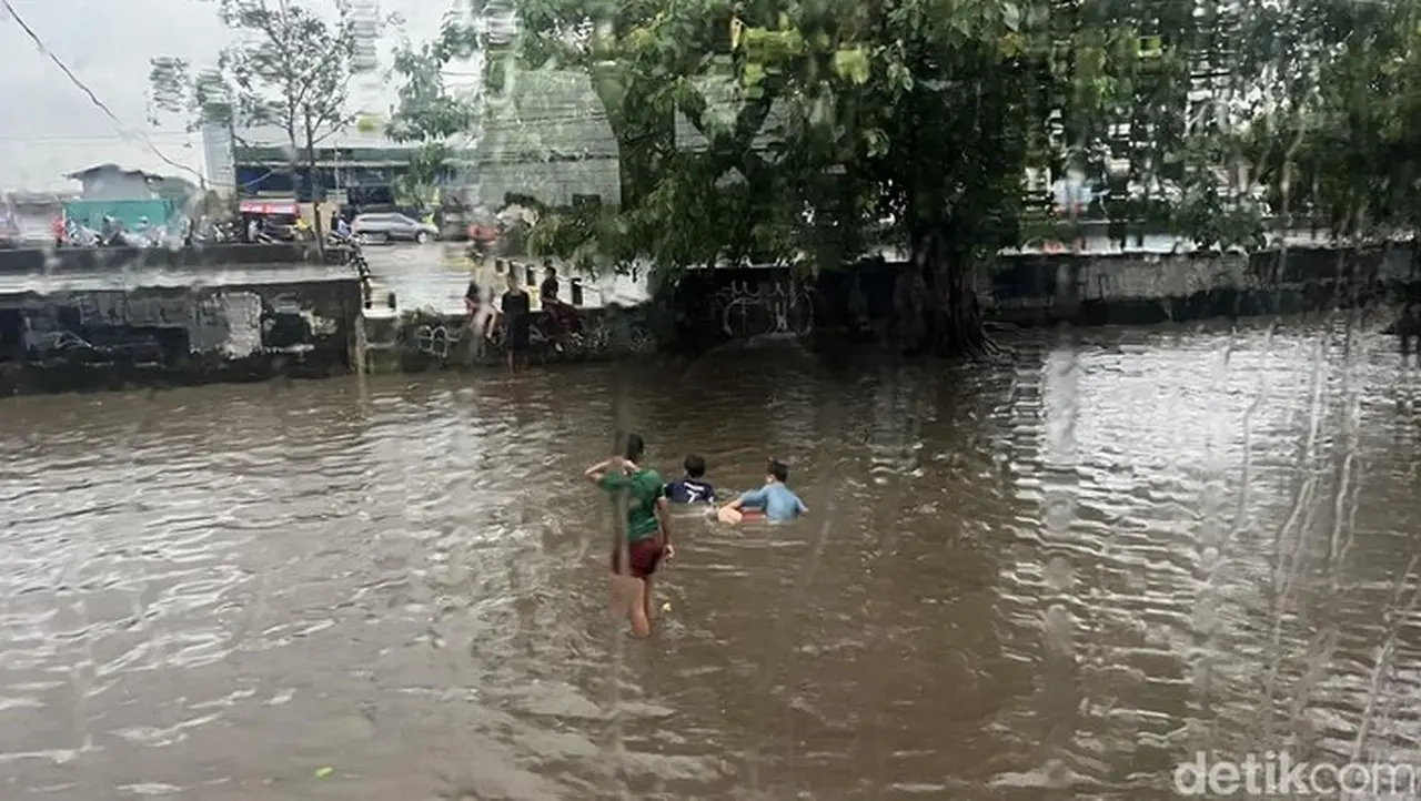Banjir 30-50 Cm Genangi Jalan Daan Mogot, Anak-anak Asyik Berenang di Tengah Kemacetan Banjir 30-50 Cm Genangi Jalan Daan Mogot, Anak-anak Asyik Berenang di Tengah Kemacetan
