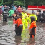 Banjir Landa Jakarta, Polisi Berjibaku Atur Lalu Lintas di Titik Genangan
