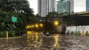 Akses Stasiun Kereta Cepat Halim Terendam Banjir, Penumpang Dialihkan ke Tol dan LRT