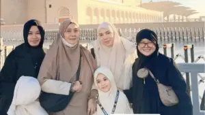 Fitri Tropica Terharu, Putri Kecilnya Dikawal Khusus Menuju Raudah Masjid Nabawi