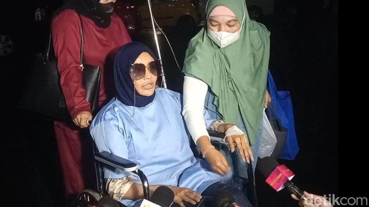 Doktif Penuhi Panggilan Polisi Pakai Kursi Roda, Akui Stres Pikirkan Nasib Richard Lee