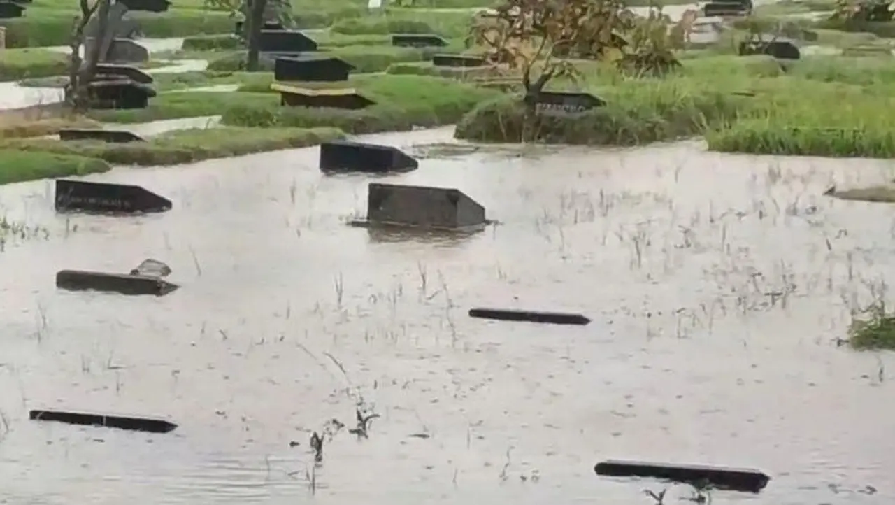 Banjir 40 Cm Rendam TPU Pondok Kelapa Jakarta Timur, Sejumlah Makam Tergenang Banjir 40 Cm Rendam TPU Pondok Kelapa Jakarta Timur, Sejumlah Makam Tergenang
