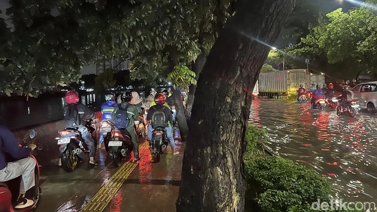 Jalan Daan Mogot Jakarta Barat Masih Terendam Banjir, Pemotor Terpaksa Lewati Trotoar Jalan Daan Mogot Jakarta Barat Masih Terendam Banjir, Pemotor Terpaksa Lewati Trotoar