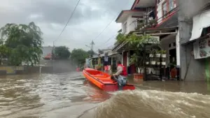 Banjir Pela Mampang Jakarta Selatan: Air 1 Meter, Polisi Bantu Evakuasi Warga