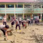 Polri Bersih-bersih SDN 1 Karang Baru Aceh Tamiang, Siswa Siap Belajar 5 Januari