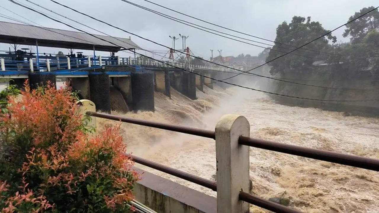 Bendung Katulampa Siaga 3 Akibat Hujan Deras di Puncak Bogor Siang Ini Bendung Katulampa Siaga 3 Akibat Hujan Deras di Puncak Bogor Siang Ini