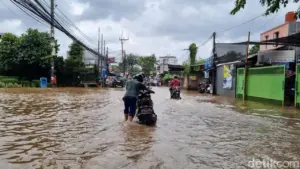 Banjir Jakarta Barat Belum Surut Akibat Tingginya Muka Air Cengkareng Drain