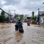 Banjir Setinggi 40 Cm di Puri Kembangan, Pengendara Nekat Terobos hingga Motor Mogok