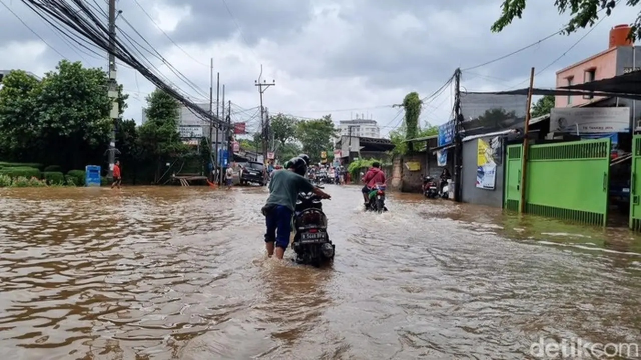 Banjir Setinggi 40 Cm di Puri Kembangan, Pengendara Nekat Terobos hingga Motor Mogok Banjir Setinggi 40 Cm di Puri Kembangan, Pengendara Nekat Terobos hingga Motor Mogok