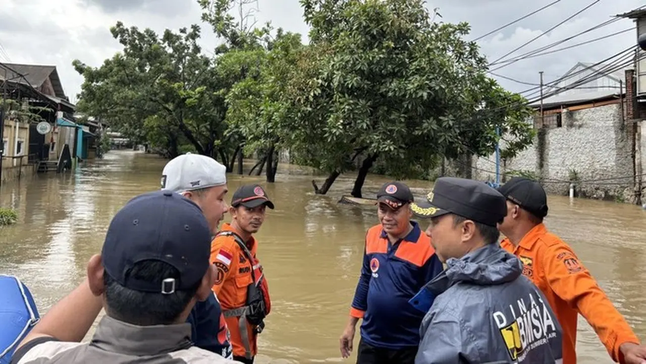 Banjir Kranji Bekasi Meluas, 80 Warga Terpaksa Mengungsi ke Tempat Aman Banjir Kranji Bekasi Meluas, 80 Warga Terpaksa Mengungsi ke Tempat Aman