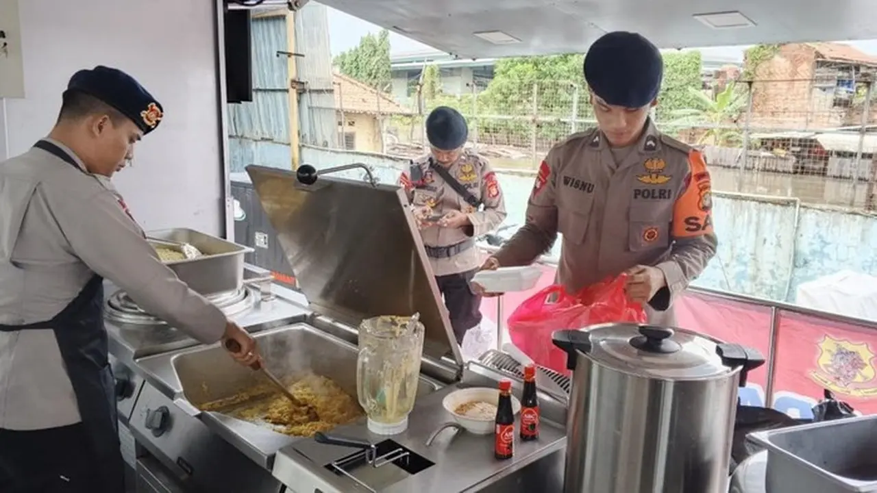 Dapur Lapangan Brimob Polda Metro Hadir Layani Korban Banjir Cikarang Utara Dapur Lapangan Brimob Polda Metro Hadir Layani Korban Banjir Cikarang Utara