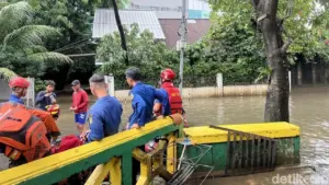 Banjir Pela Mampang 55 Cm, Kapolres Jaksel Pantau Langsung Penanganan