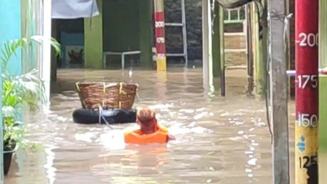 Banjir Kiriman Bogor Rendam Kebon Pala Jakarta Timur, Air Capai 130 Cm