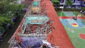 Atap Tiga Ruang Kelas SMAN 2 Gunungputri Bogor Ambruk Akibat Hujan Deras