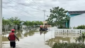 Banjir Terjang Perumahan Green Lavender Bekasi, Polisi Evakuasi Puluhan Warga dengan Perahu Karet