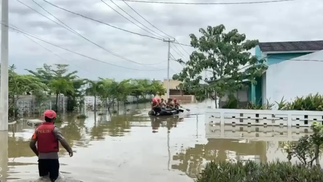 Banjir Terjang Perumahan Green Lavender Bekasi, Polisi Evakuasi Puluhan Warga dengan Perahu Karet Banjir Terjang Perumahan Green Lavender Bekasi, Polisi Evakuasi Puluhan Warga dengan Perahu Karet