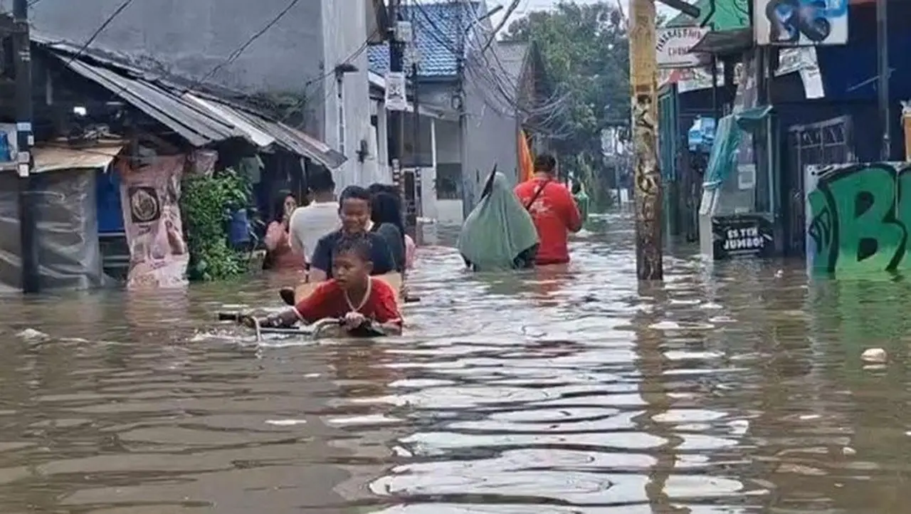 Banjir Jakarta: 140 RT dan 16 Ruas Jalan Terendam Akibat Hujan Deras Banjir Jakarta: 140 RT dan 16 Ruas Jalan Terendam Akibat Hujan Deras