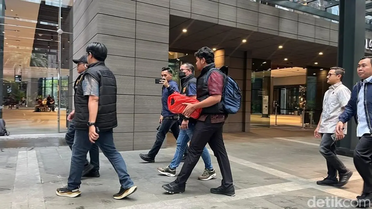 Bareskrim Polri Geledah Kantor Dana Syariah Indonesia Terkait Kasus Gagal Bayar Rp 2,4 Triliun Bareskrim Polri Geledah Kantor Dana Syariah Indonesia Terkait Kasus Gagal Bayar Rp 2,4 Triliun