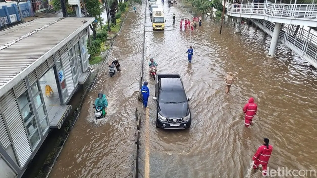 Jalan Daan Mogot Cengkareng Terendam Banjir 50 Cm, Pengendara Motor Nekat Lewati Jalur Transjakarta Jalan Daan Mogot Cengkareng Terendam Banjir 50 Cm, Pengendara Motor Nekat Lewati Jalur Transjakarta