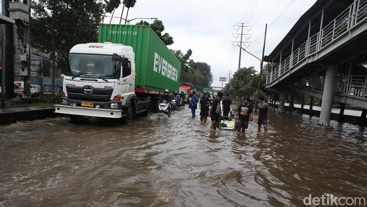 Banjir Jakarta: 121 RT dan 16 Ruas Jalan Masih Terendam Akibat Hujan Deras Banjir Jakarta: 121 RT dan 16 Ruas Jalan Masih Terendam Akibat Hujan Deras