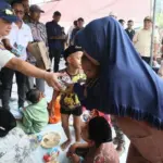 Tito Karnavian Makan Bersama Pengungsi Aceh Utara, Pantau Kemajuan Penanganan Bencana