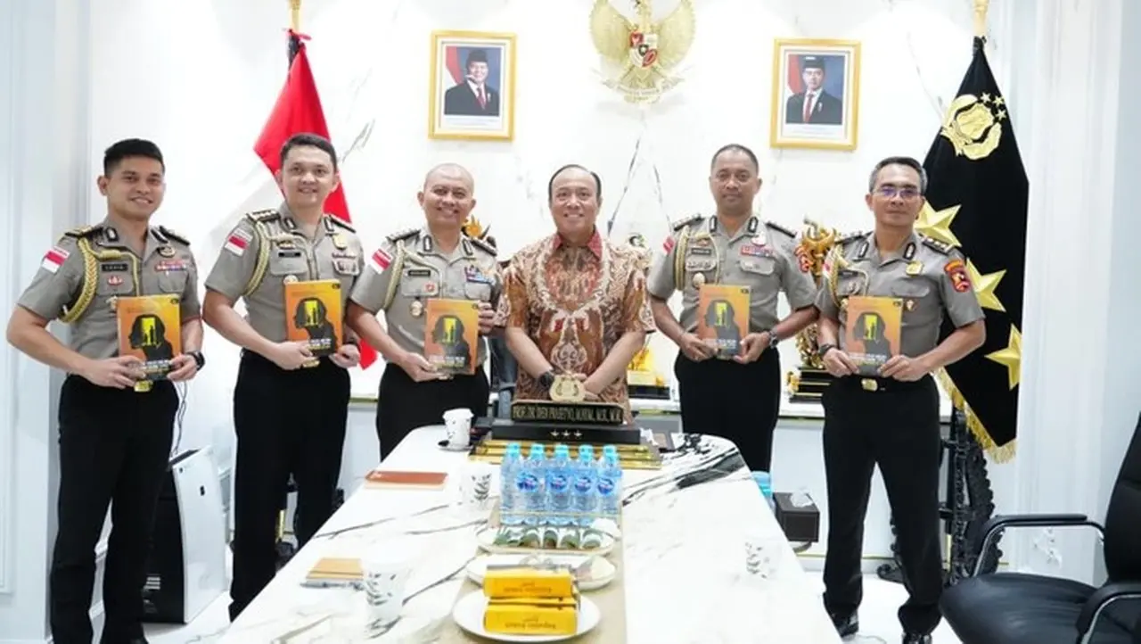 Wakapolri Bekali Calon Atase Polri Buku Strategi Pemberantasan TPPO-PPA Wakapolri Bekali Calon Atase Polri Buku Strategi Pemberantasan TPPO-PPA