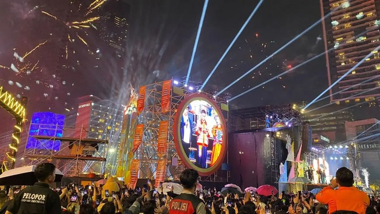 Warga Bundaran HI Sambut Meriah Tahun Baru 2026 dengan Kembang Api dan Drone Warga Bundaran HI Sambut Meriah Tahun Baru 2026 dengan Kembang Api dan Drone