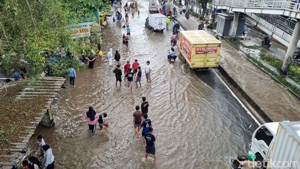 Banjir Daan Mogot Jadi ‘Wahana Dadakan’, Warga dan Anak-anak Asyik Bermain Air