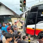 Bus Harapan Jaya Tabrak Mobil, Motor, dan Rumah di Kediri, 4 Orang Terluka
