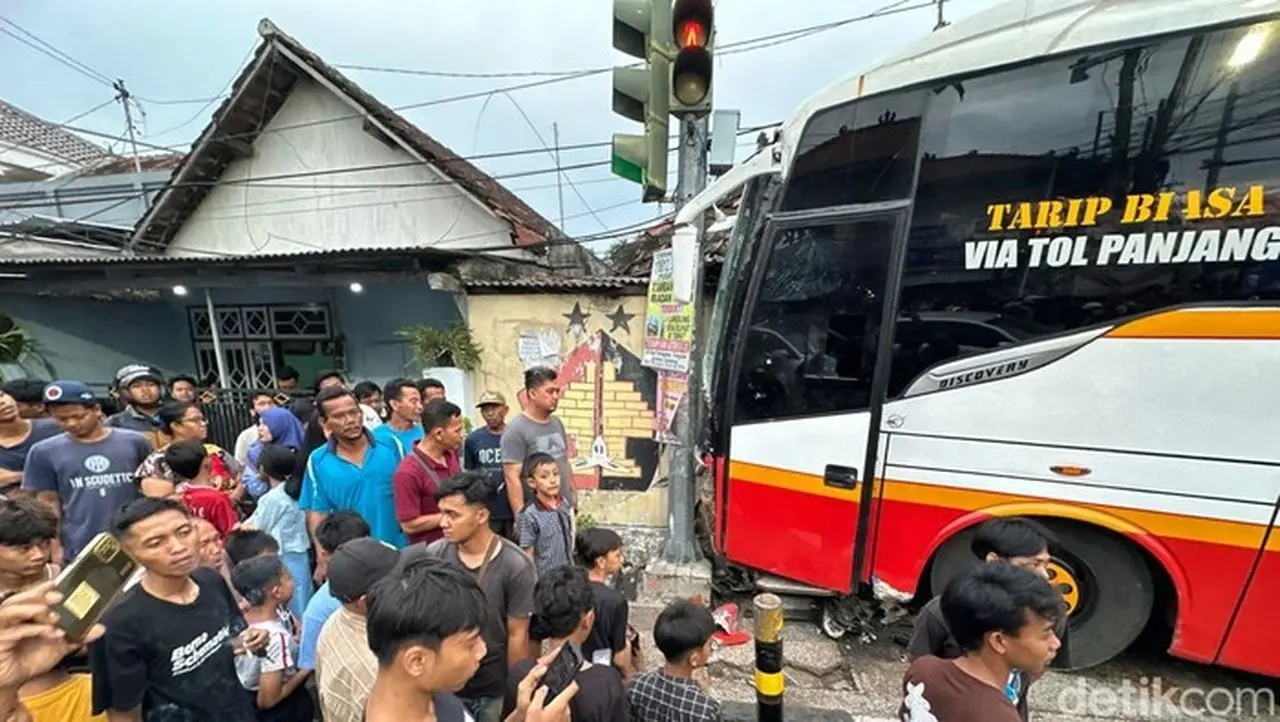 Bus Harapan Jaya Tabrak Mobil, Motor, dan Rumah di Kediri, 4 Orang Terluka Bus Harapan Jaya Tabrak Mobil, Motor, dan Rumah di Kediri, 4 Orang Terluka