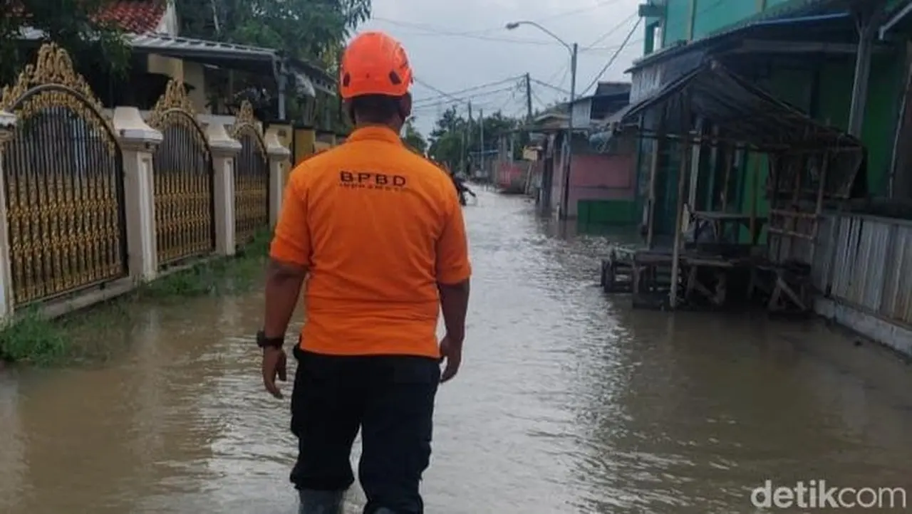 Banjir Luap Sungai Pembuang Bugel Rendam 225 Rumah di Indramayu Banjir Luap Sungai Pembuang Bugel Rendam 225 Rumah di Indramayu
