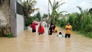 Banjir 1,5 Meter Rendam Lima Kampung di Pamarayan, Polisi Salurkan Bantuan Logistik
