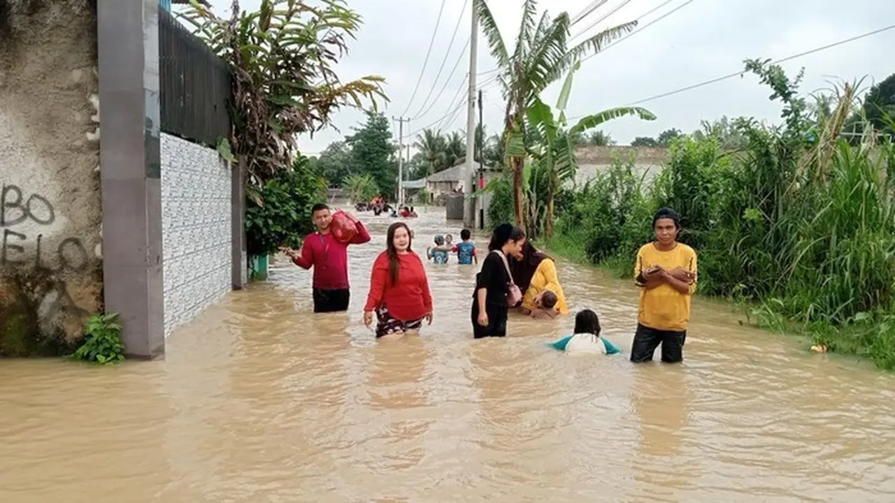Banjir 1,5 Meter Rendam Lima Kampung di Pamarayan, Polisi Salurkan Bantuan Logistik Banjir 1,5 Meter Rendam Lima Kampung di Pamarayan, Polisi Salurkan Bantuan Logistik