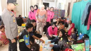 Banjir 2 Meter Rendam Perumahan Periuk Tangerang, Polisi Salurkan Bantuan dan Evakuasi Warga