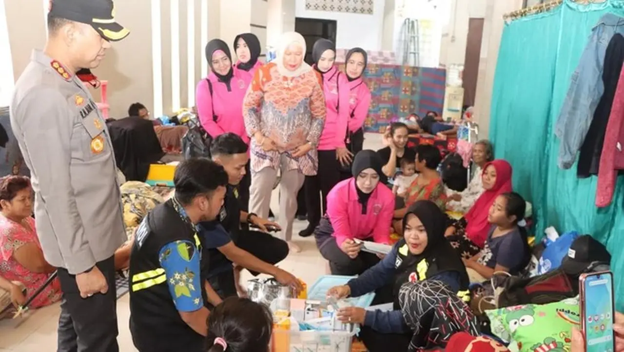 Banjir 2 Meter Rendam Perumahan Periuk Tangerang, Polisi Salurkan Bantuan dan Evakuasi Warga Banjir 2 Meter Rendam Perumahan Periuk Tangerang, Polisi Salurkan Bantuan dan Evakuasi Warga
