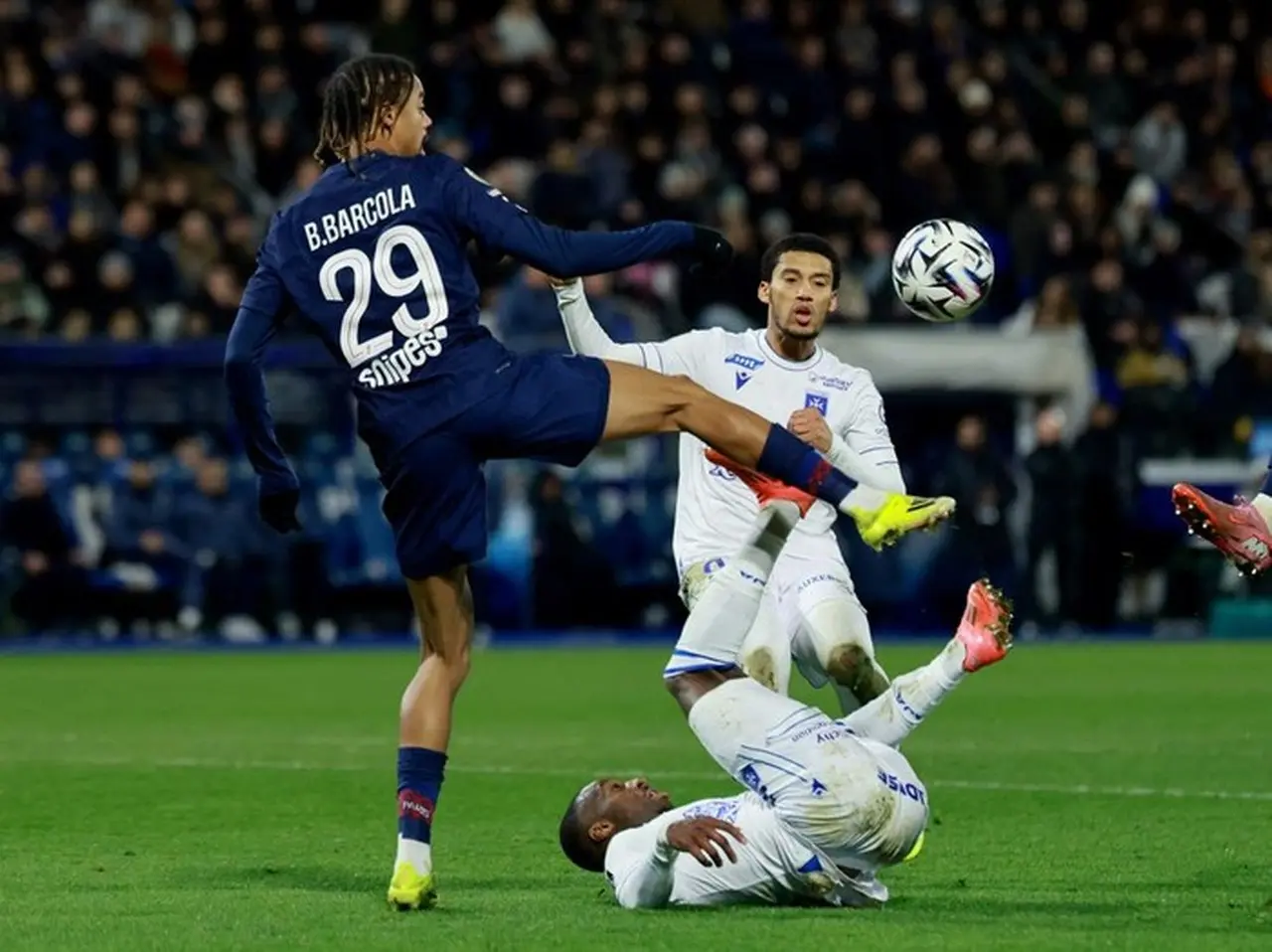 Paris Saint-Germain Taklukkan Auxerre 1-0, Merangkak ke Puncak Klasemen Ligue 1