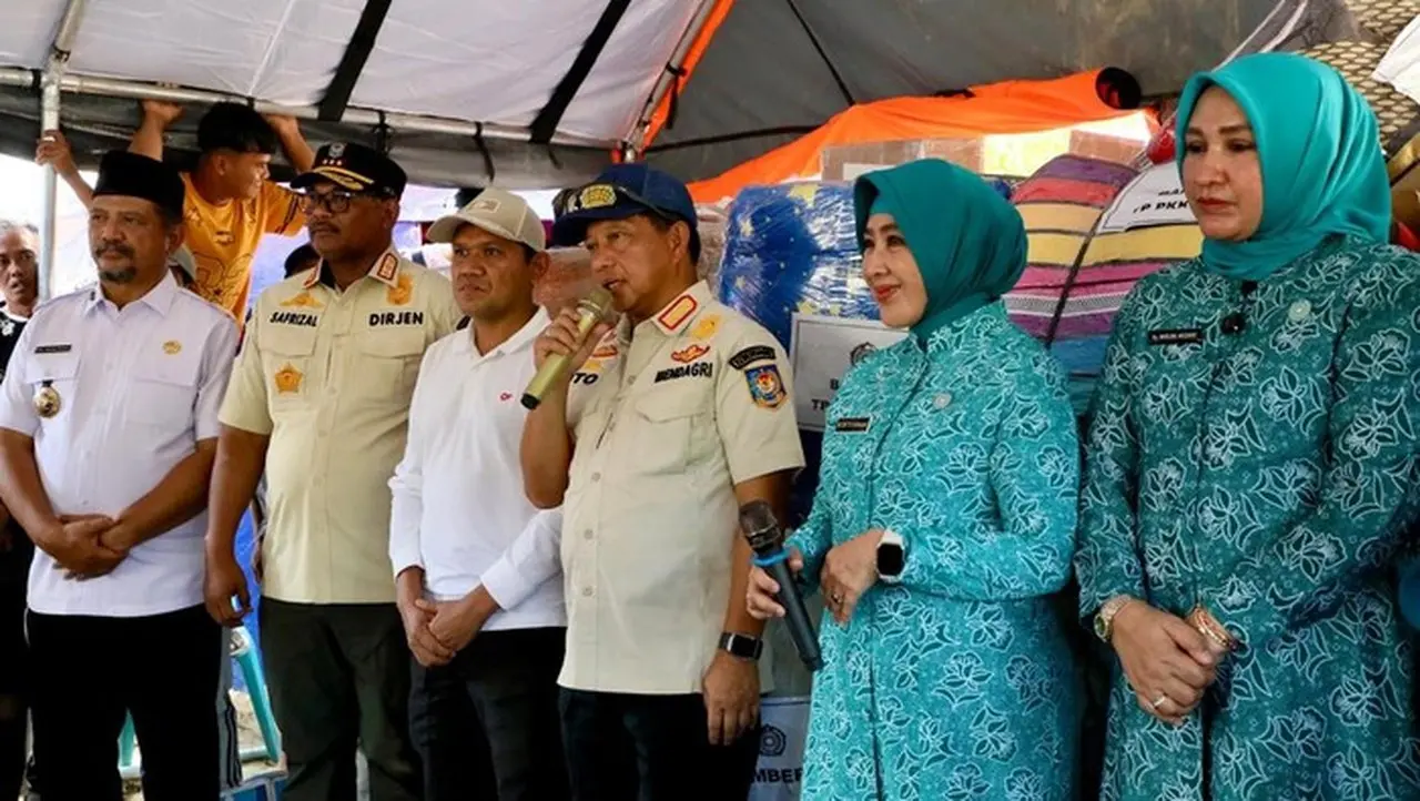 Tito Karnavian Bersama TP PKK Tinjau Langsung Warga Terdampak Bencana di Aceh Tamiang