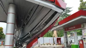 Atap SPBU Pramuka Raya Rusak Akibat Pohon Tumbang, Operasional Ditutup Sementara