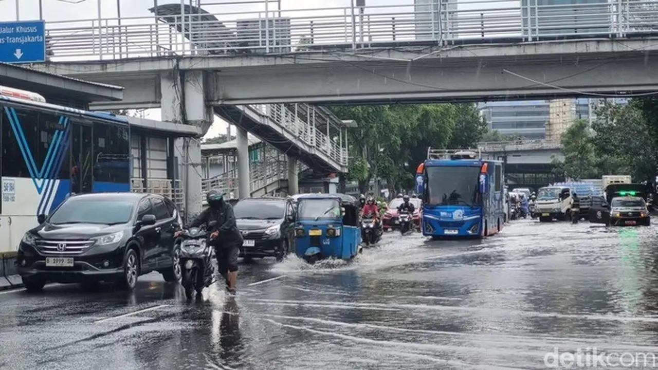 Banjir Jakarta Meluas: 90 RT dan 9 Ruas Jalan Masih Terendam Akibat Hujan Deras
