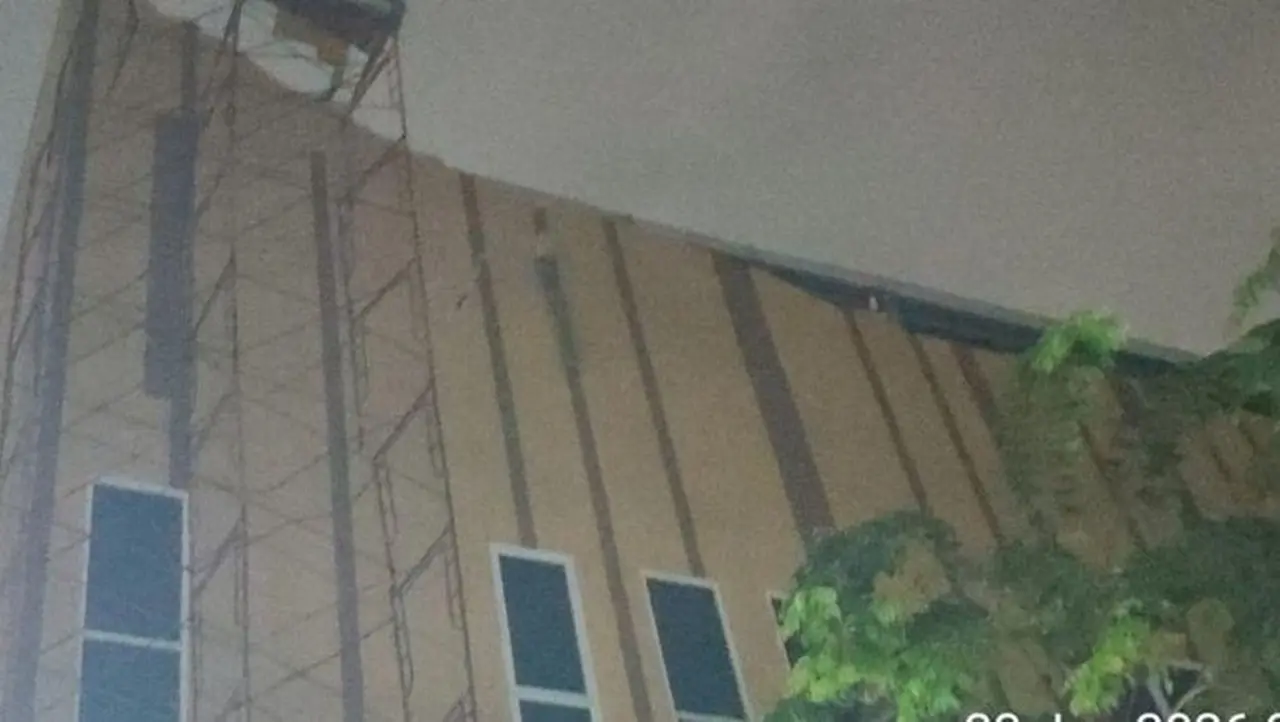 Atap GOR Serdang Kemayoran Ambruk Diterjang Angin Kencang, 11 Motor Tertimpa Atap GOR Serdang Kemayoran Ambruk Diterjang Angin Kencang, 11 Motor Tertimpa