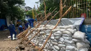 Tanggul Jebol Picu Banjir Sepinggang di Petogogan, Warga Sebut Sudah Biasa Terendam