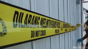 Tembok GOR Kemayoran Roboh Timpa 11 Motor, Tidak Ada Korban Jiwa