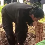 Reza Arap Berjongkok dan Cium Nisan Lula Lahfah di TPU Rawa Terate