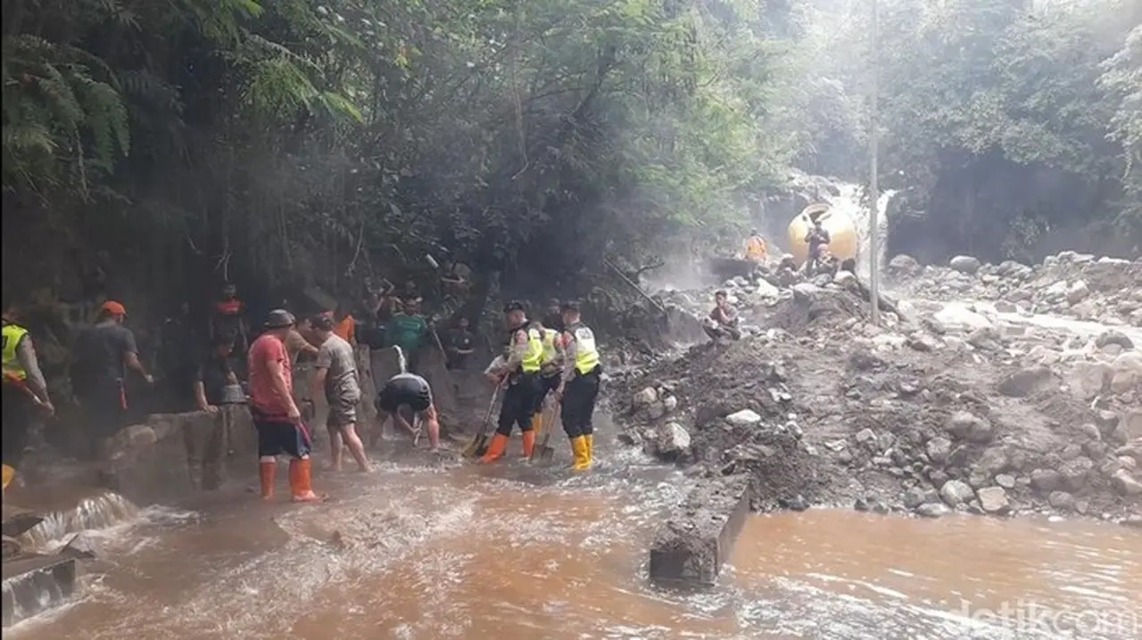 Banjir Bandang Terjang Wisata Guci Tegal, Kolam Hancur dan Tiga Jembatan Putus Banjir Bandang Terjang Wisata Guci Tegal, Kolam Hancur dan Tiga Jembatan Putus
