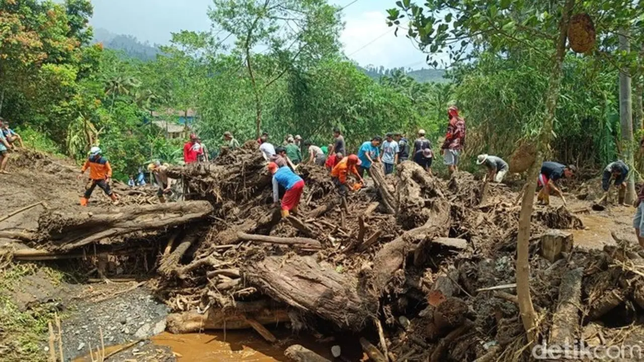 Banjir Bandang Purbalingga: Arus Deras Hanyutkan Rumah dan Bawa Kayu Gelondongan