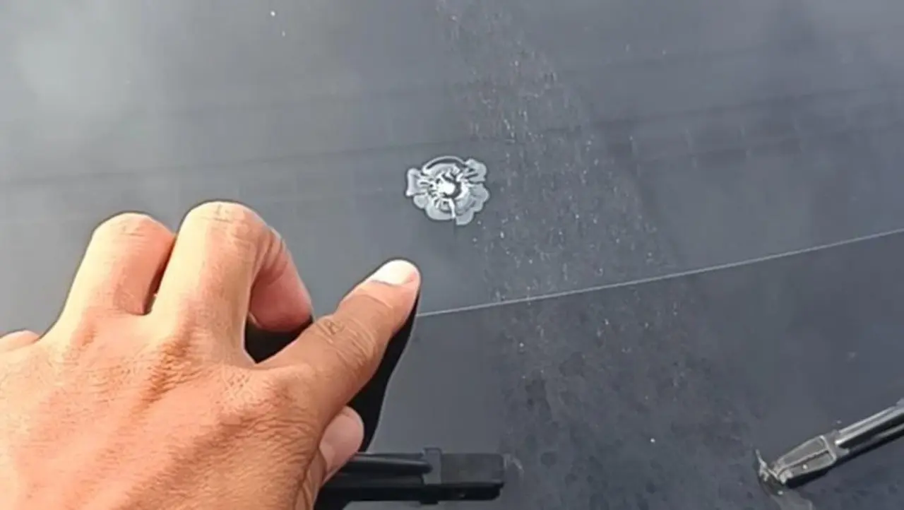 Kerikil Berserakan di Tol Bitung, Kaca Mobil Pengendara Fahmi Sa’id Retak