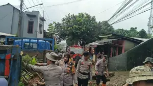 Longsor di Jalur Alternatif Puncak Bogor: Polisi dan Warga Berjibaku Evakuasi Material