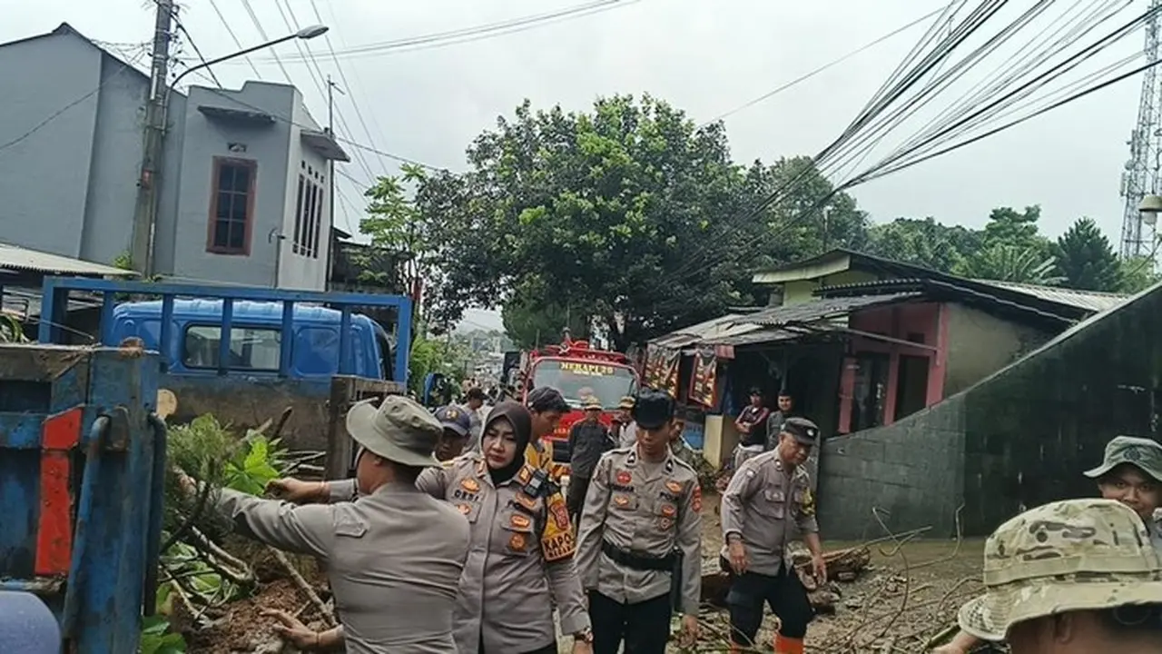 Longsor di Jalur Alternatif Puncak Bogor: Polisi dan Warga Berjibaku Evakuasi Material Longsor di Jalur Alternatif Puncak Bogor: Polisi dan Warga Berjibaku Evakuasi Material