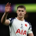 Liverpool Pertimbangkan Tukar Robertson dengan Van de Ven dari Tottenham Hotspur