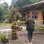 Tanah Amblas Dekat Sungai di Pekalongan Bergerak, Rumah Warga Ikut Terseret ke Sungai